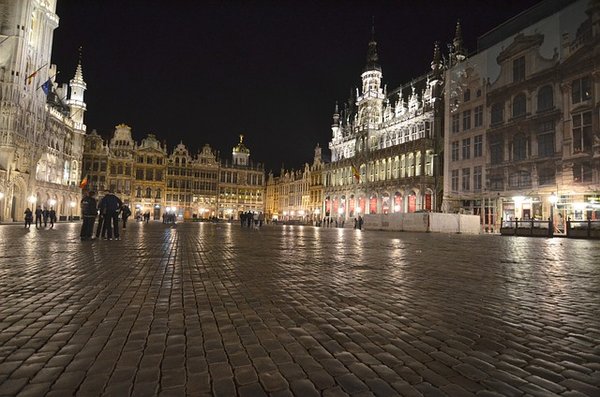 Bruxelles de nuit : Quels quartiers animés et événements nocturnes animent la vie touristique de la ville?
